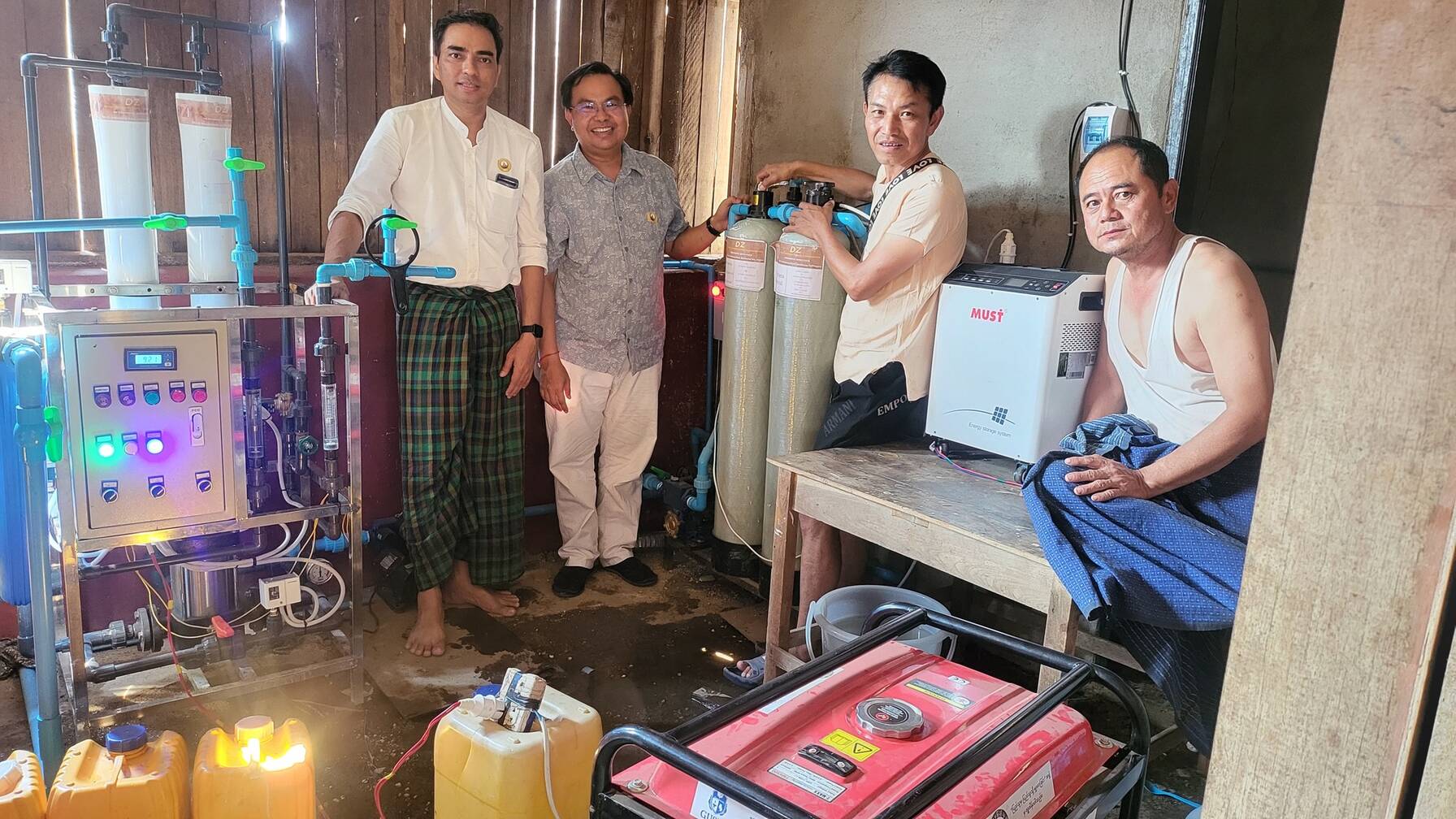 Un groupe d'entrepreneurs locaux, une autre organisation partenaire de Caritas, a réagi immédiatement à la catastrophe: grâce à leur réseau, ils ont pu organiser une petite installation de filtration pour une école touchée. Un générateur fournit également de l'électricité.